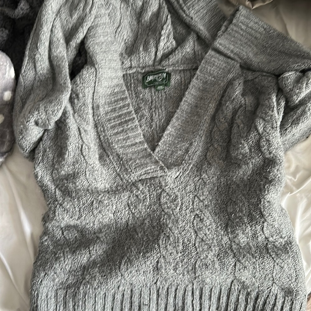 gray cropped v neck sweater; medium